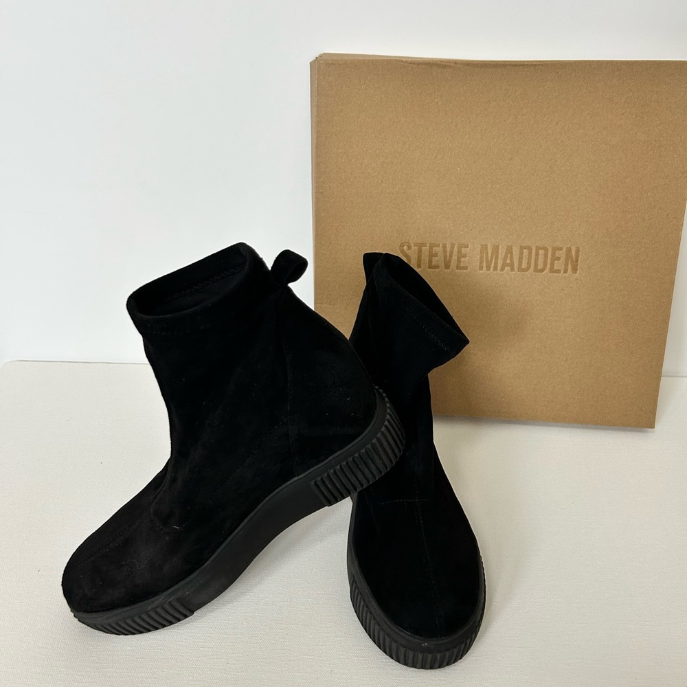 NWOT-Steve Madden suede, 1 inch platform boot. Size 7 1/2.
